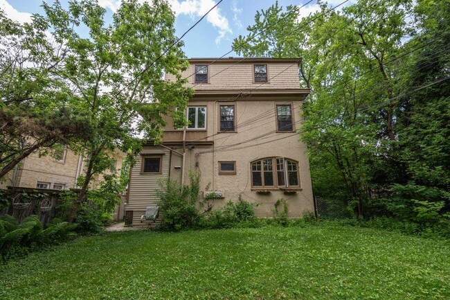 Building Photo - 2119 E Kenilworth Pl