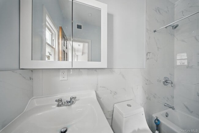 Building Photo - 14 Yankee Pl