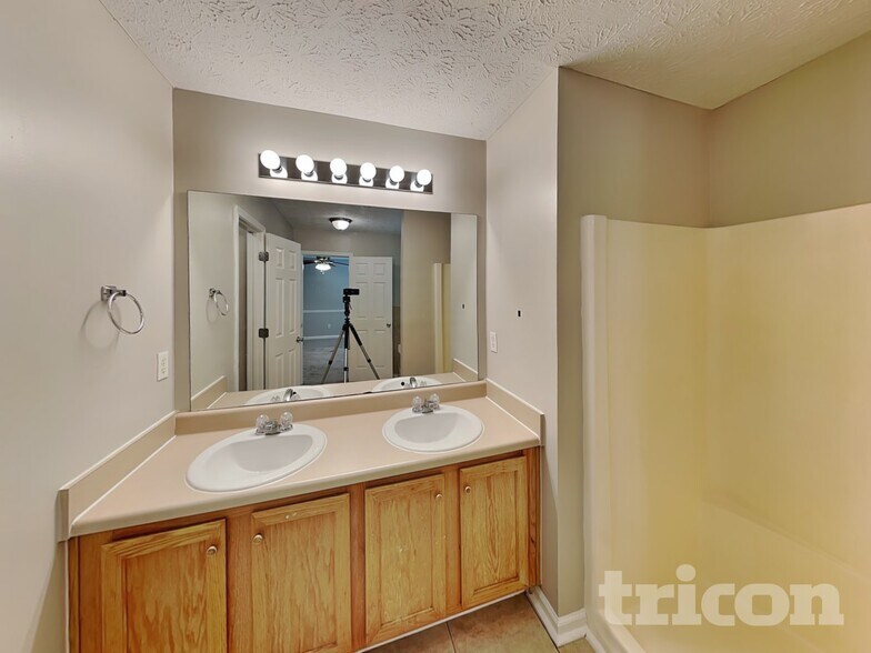 Building Photo - 300 Klinetop Dr