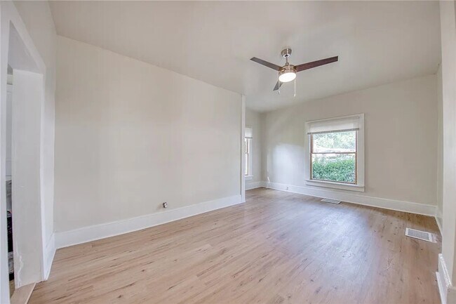Building Photo - 204 Clarksville St