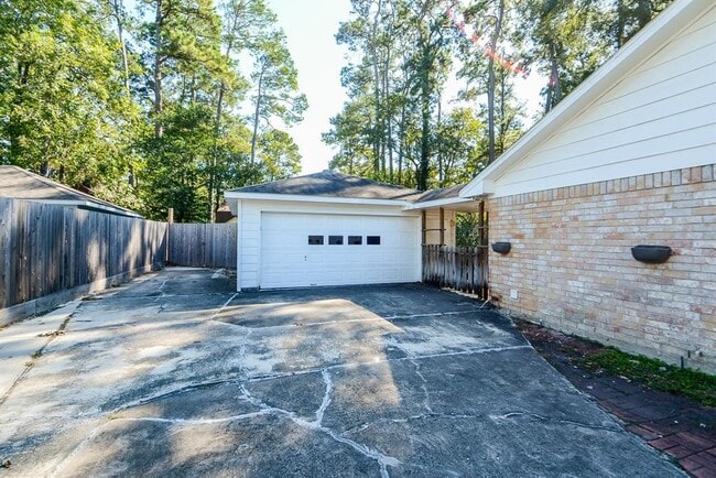 Building Photo - 5731 Old Lodge Dr