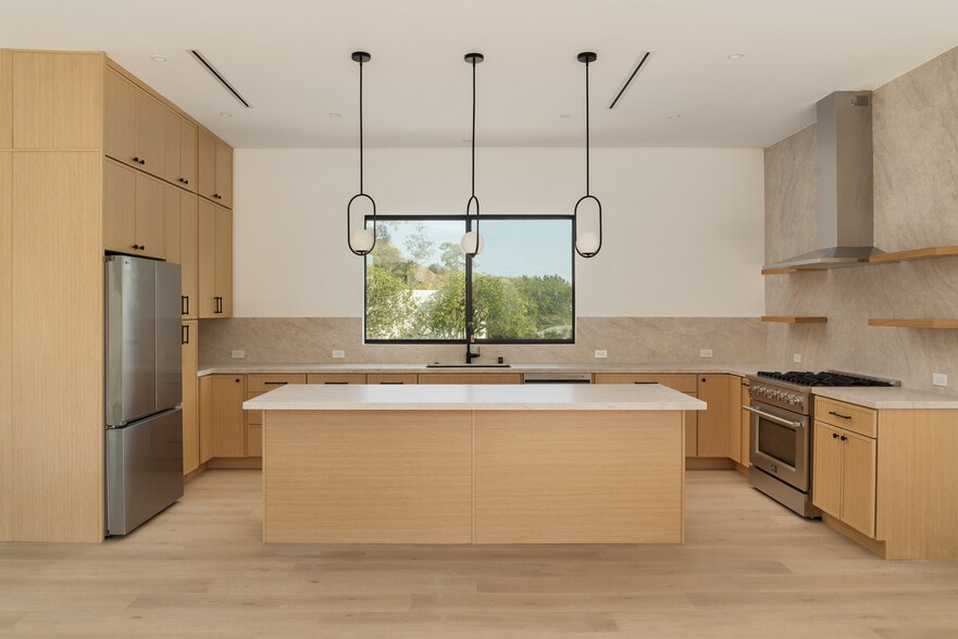 Primary Photo - 1931 Sunset Plaza Dr