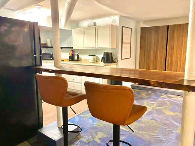 Building Photo - 1305 Stratford Ave