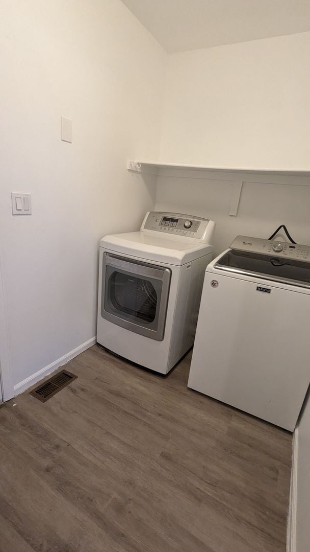 Building Photo - NICE 3 BDRM, 3 BATH, 2-CAR GARAGE + CLUBHOUSE AND POOL! AVAILABLE OCT. 1st