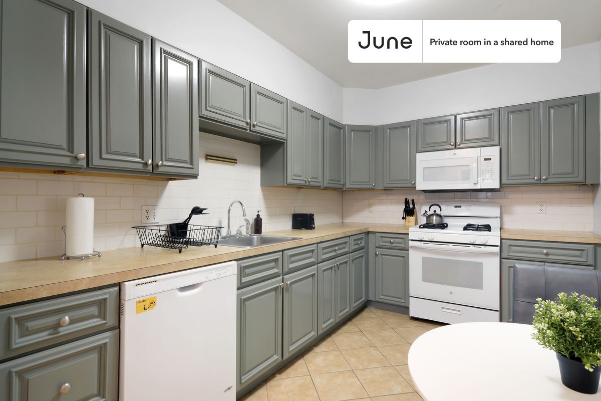 Building Photo - Room in Shared 6 bed/2 bath home