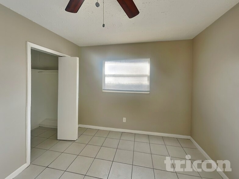 Building Photo - 1305 E Oakwood St
