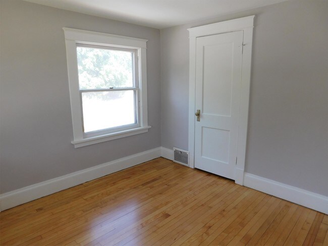 Building Photo - 303 Highland Dr NW
