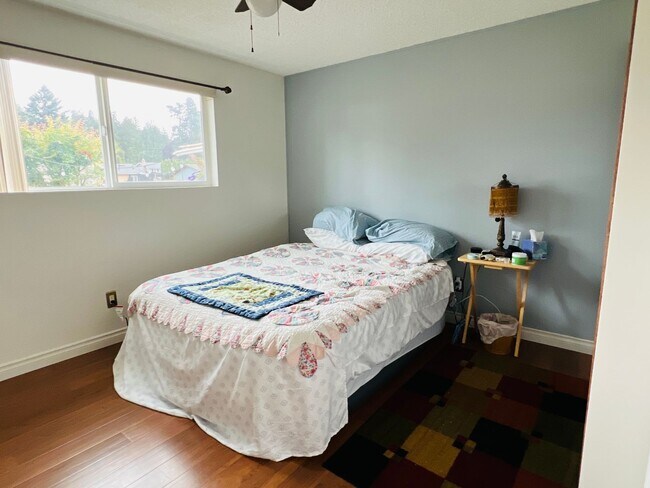 Building Photo - Beautiful yard, 3 bedroom 1 bath rambler i...