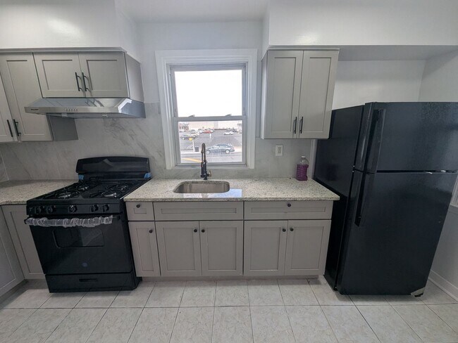 Building Photo - Stunning 3 Bedroom Home - Mayfair