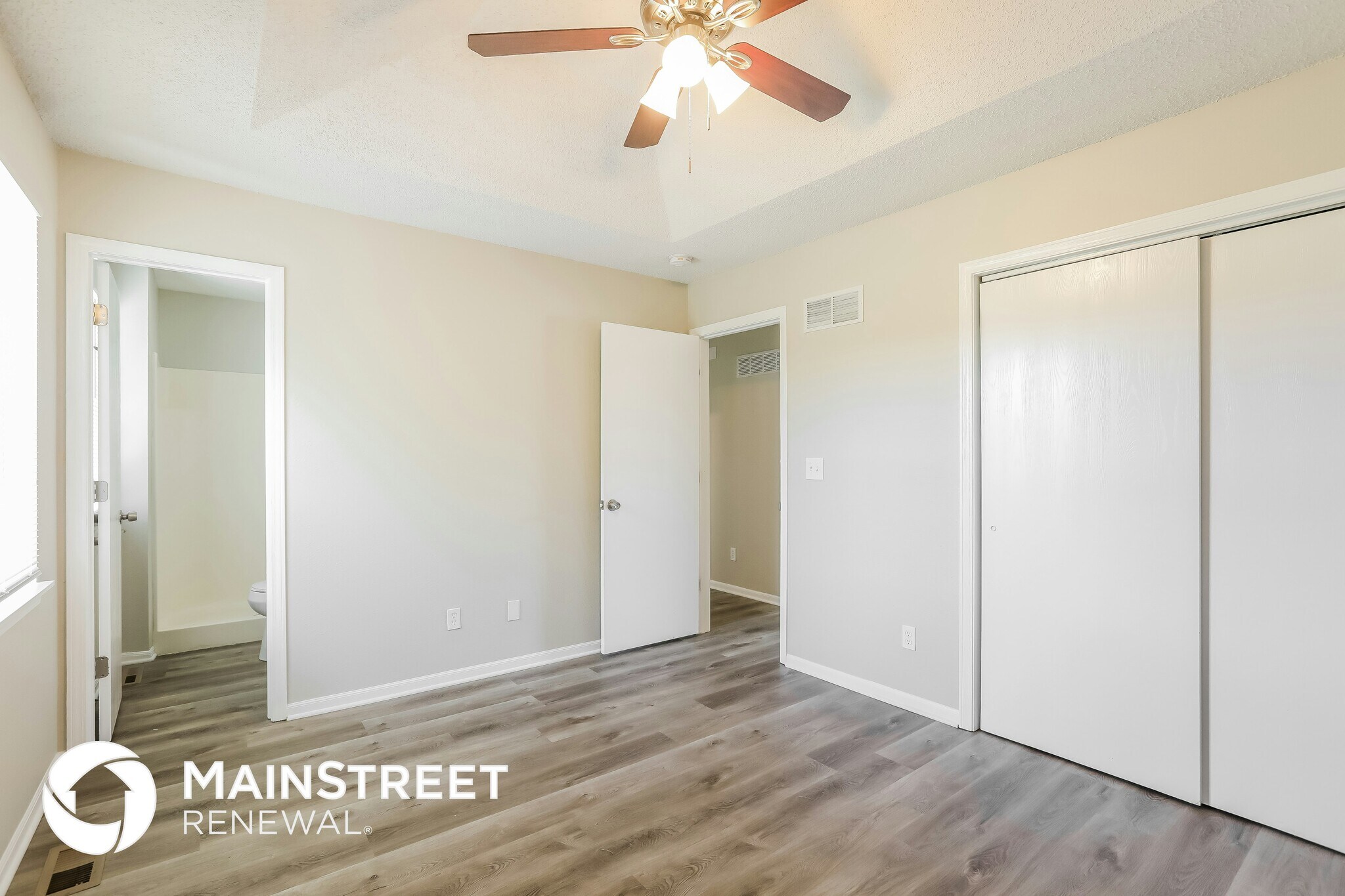 Building Photo - 1024 NE Queens Ct