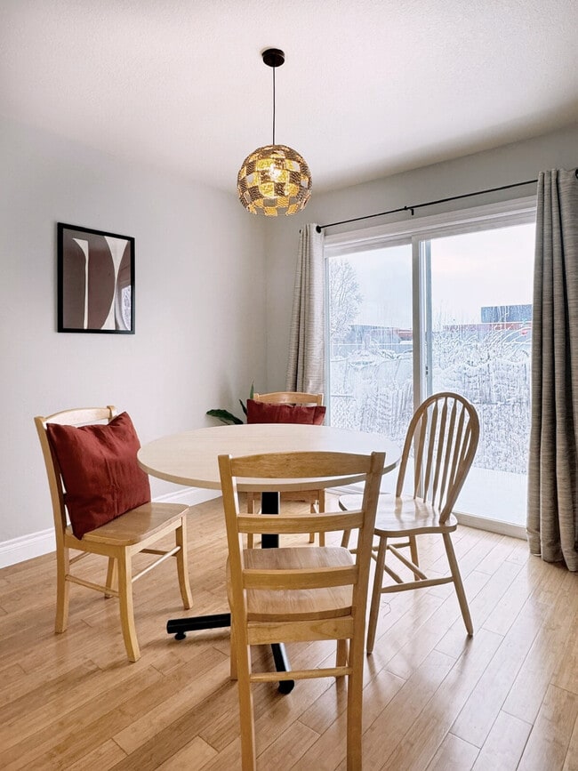 Building Photo - 319 W 12th Ave