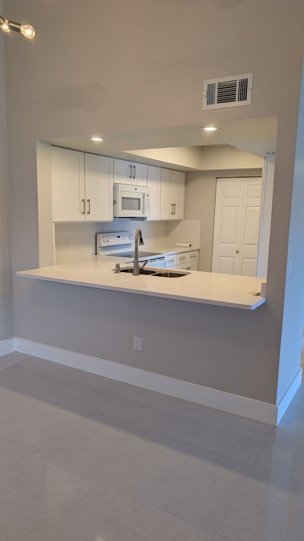 Building Photo - Complete remodeled  2 bedrooms 2 baths with balcony