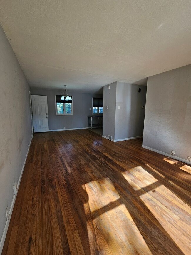 Building Photo - 1618 Sangamon Dr