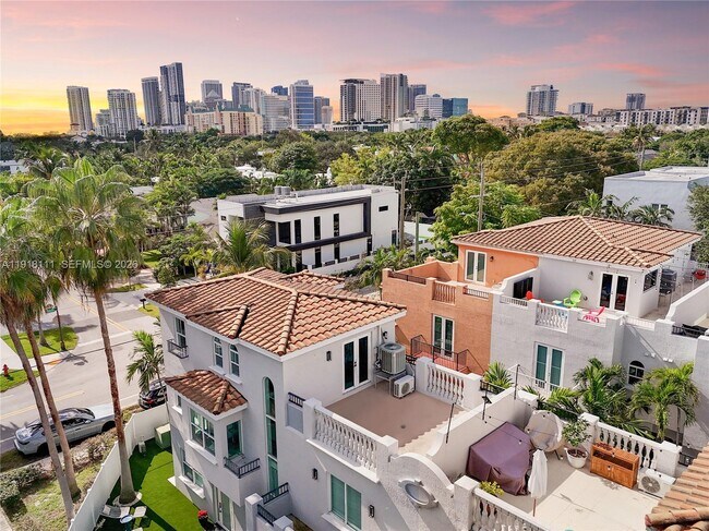 Building Photo - 601 NE 11th Ave