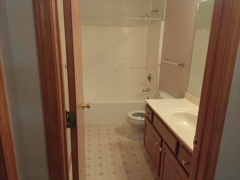 Building Photo - 605 Thomas Dr