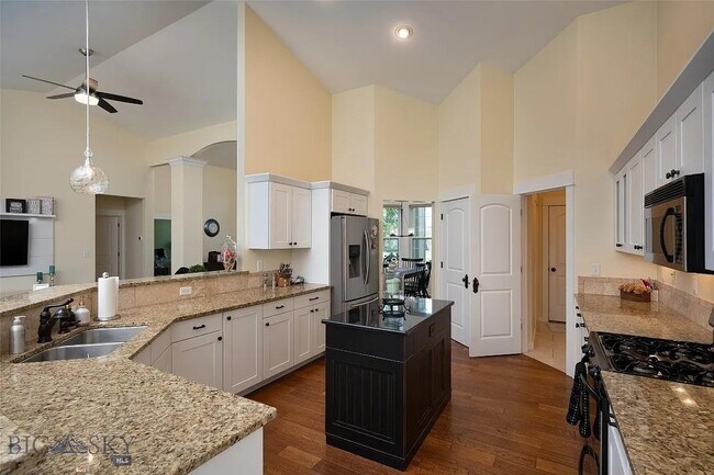 Building Photo - 2418 Lasso Ave