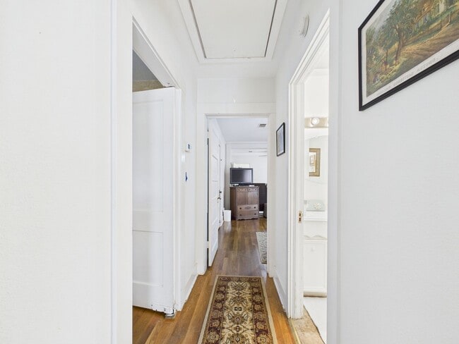 Building Photo - Quiet home in the central part of town