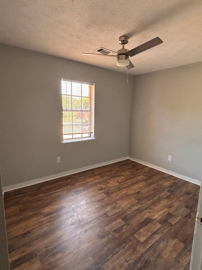 Building Photo - 821 W Edgemont Ave