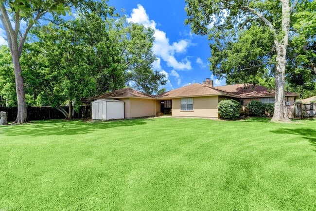 Building Photo - Spacious home on 1/3 of an acre w/ BONUS F...