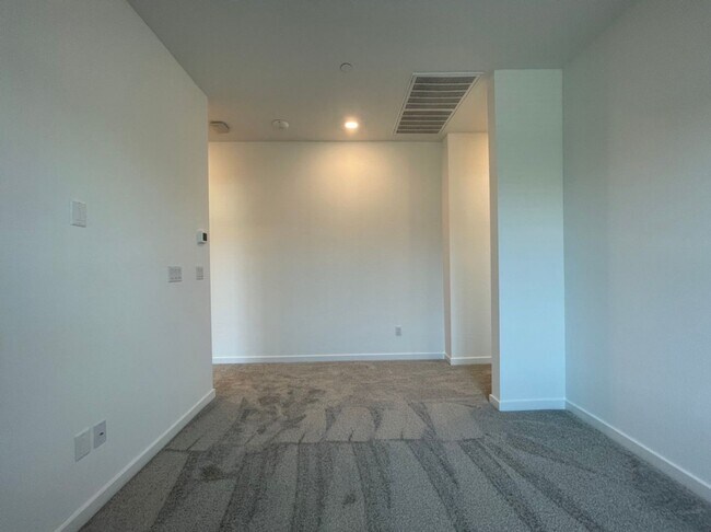 Building Photo - GATED 3 BED 3 BATH 2 CAR GARAGE TOWNHOUSE w/ LOFT + ROOM DOWNSTAIRS & COMMUNITY POOL IN HENDERSON