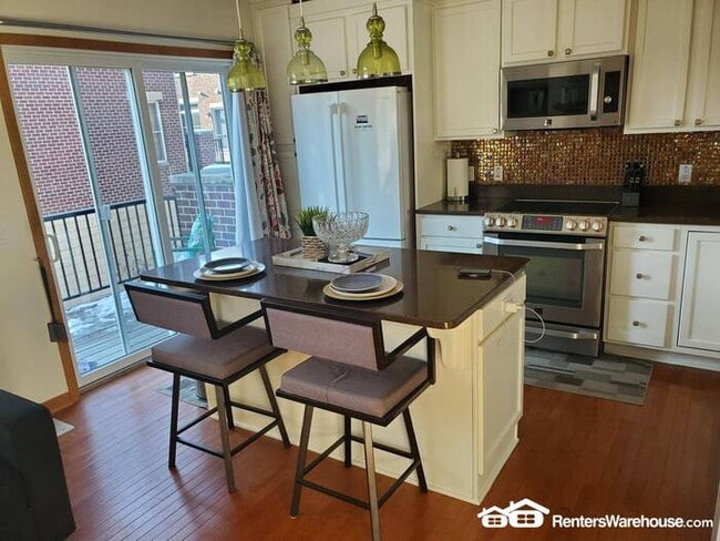 Building Photo - 2 Bedroom, 4 Bath Townhouse in a Great Riv...