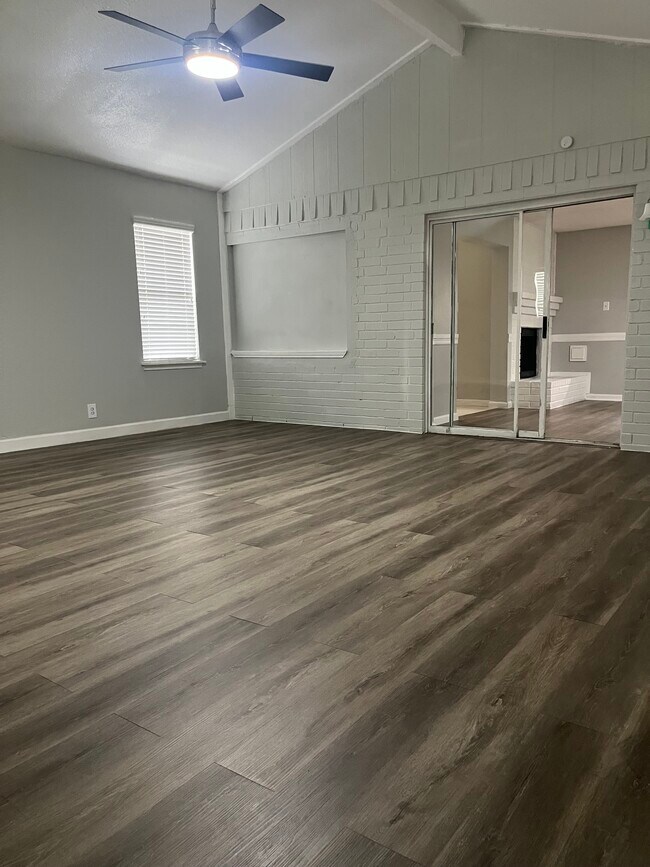 Building Photo - 4030 Green Crest Dr