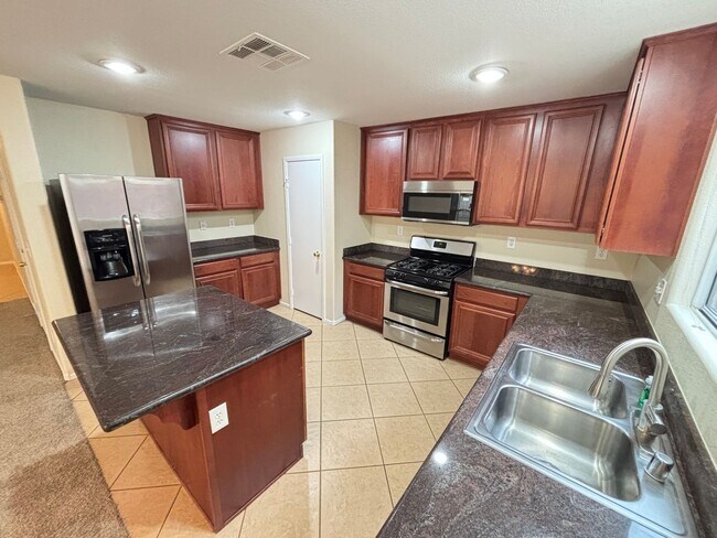Building Photo - Beautiful 3 bedroom / 2.5 bath home!