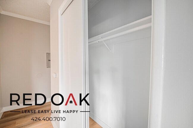 Building Photo - 15405 Vanowen St