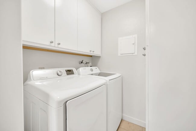 Building Photo - Spacious 4-Bedroom, 2.5-Bath Townhouse Clo...