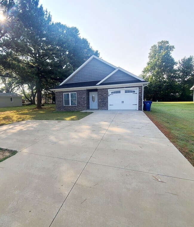 Building Photo - The Blandville - 2 bedroom- 2 bath