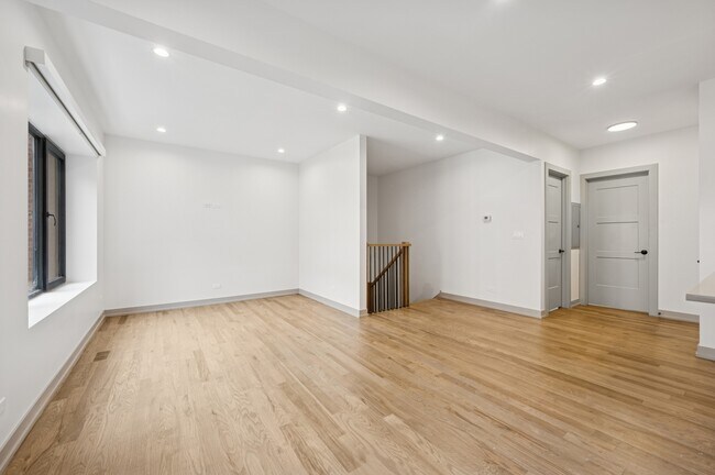 Building Photo - 1333 W Estes Ave