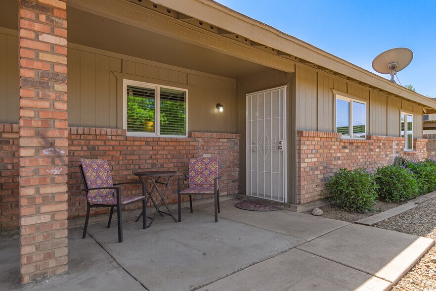 Entry #3 - 2937 E Beck Ln