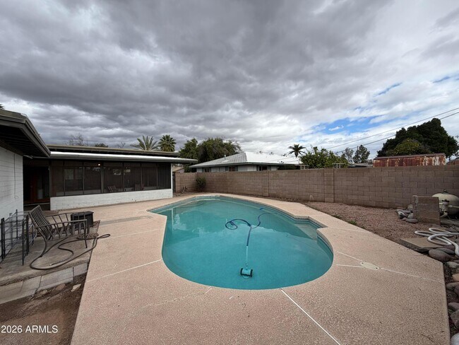 Building Photo - 717 E Granada Dr