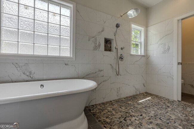 Building Photo - 120 Rosebay Ln