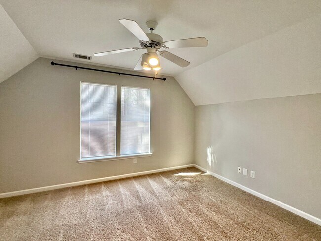 Building Photo - UPDATED, 4 Bedrooms!