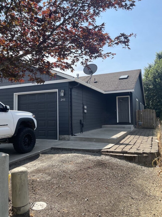 Building Photo - 245-247 Gwinn St Monmouth, OR 97351