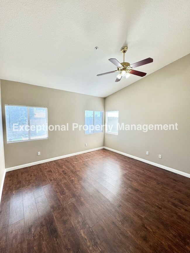 Building Photo - Great 3 bed 2 bath single story