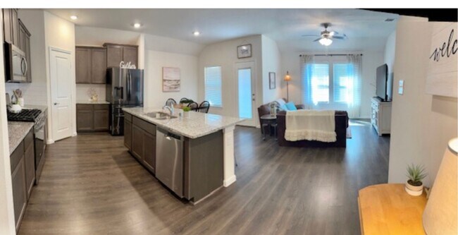 Building Photo - Like New 1 story 4 bedroom home just off D...