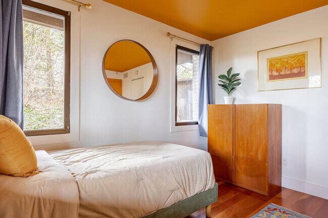 Building Photo - 2720 N Fillmore St