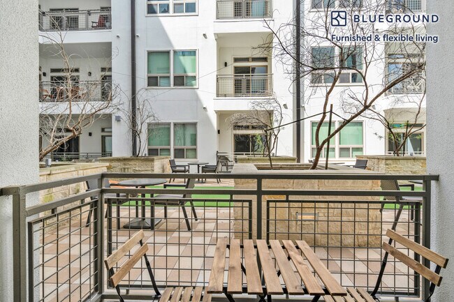 Building Photo - 422 W Riverside Dr