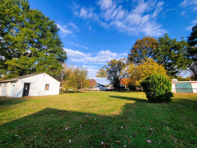 Building Photo - Renovated brick rancher in Southside.