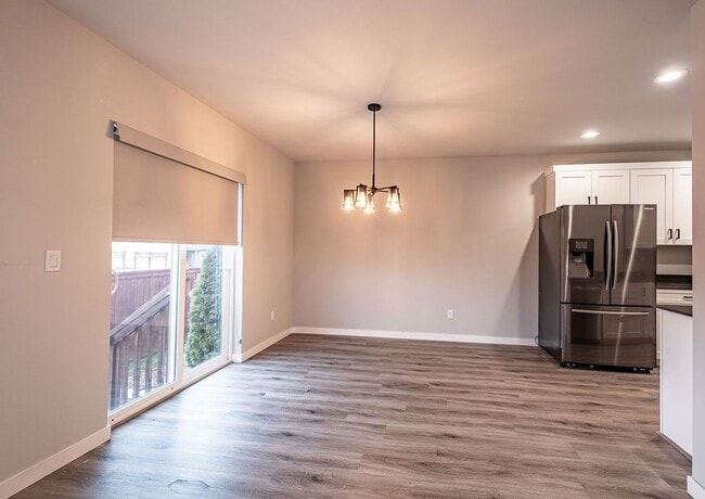 Building Photo - 3 bed 2.5 bath townhouse with garage.