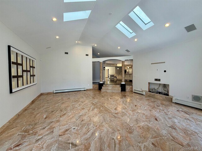 Building Photo - 5 Glen Hill Ct