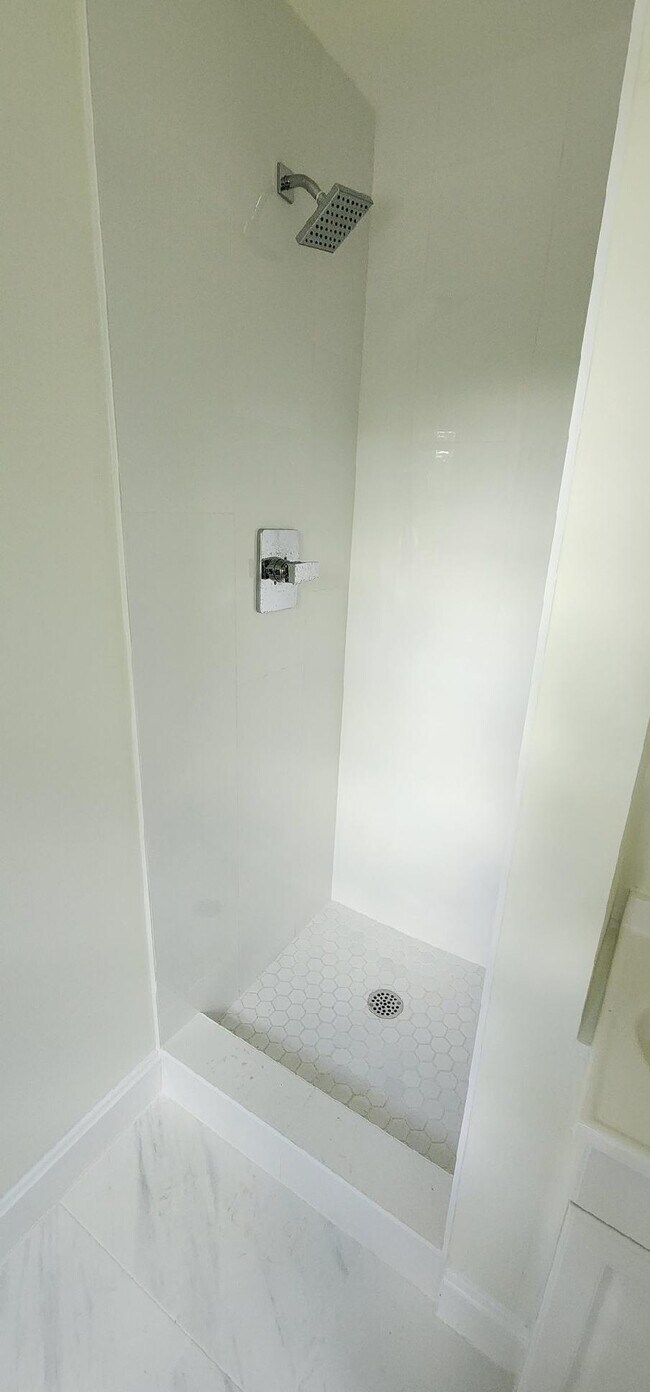 Bathroom between bd2 and bd 3 - 3245 Kings Ln