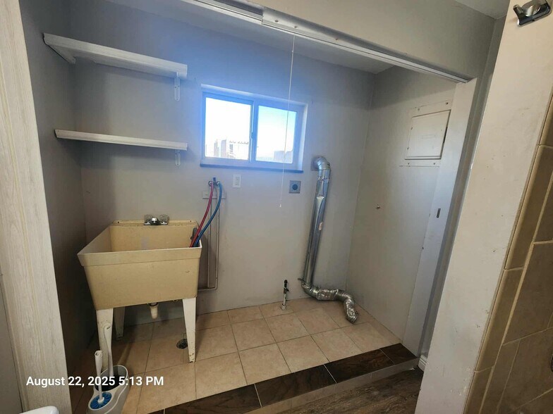 Building Photo - 424 Waddell Ave