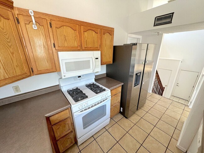 Building Photo - Northeast El Paso 3 Bed Refrig A/C split T...