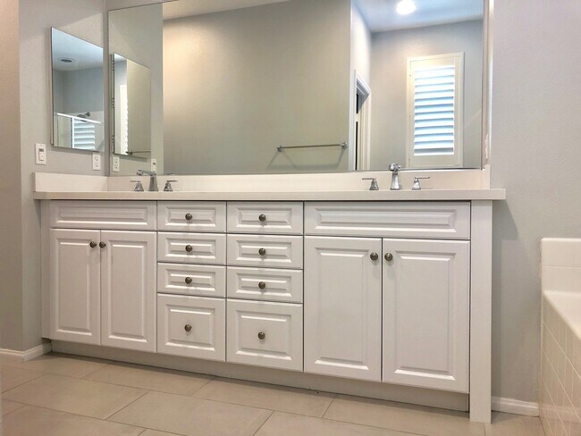 Building Photo - Beautiful East Ventura Home- Enclave Community