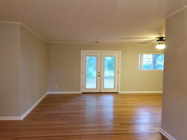 Large family room - 921 Brookview Cir