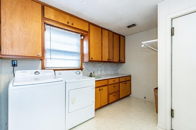 Building Photo - 2513 26th St