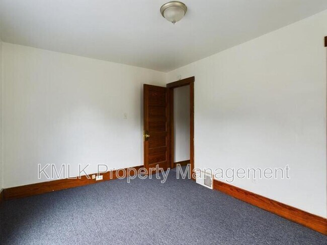 Building Photo - 695 Kling St